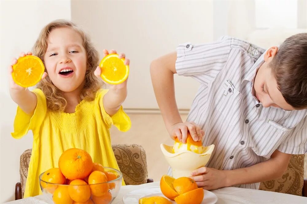 They like oranges. Апельсин для детей. Ребёнок и цитрусовые. Фотосессия с апельсинами дети. Мальчик с апельсином.
