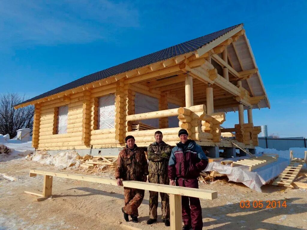 Работа бригаде плотников. Магнат сруб Казань. Бригада Плотников. Плотники строят сруб.