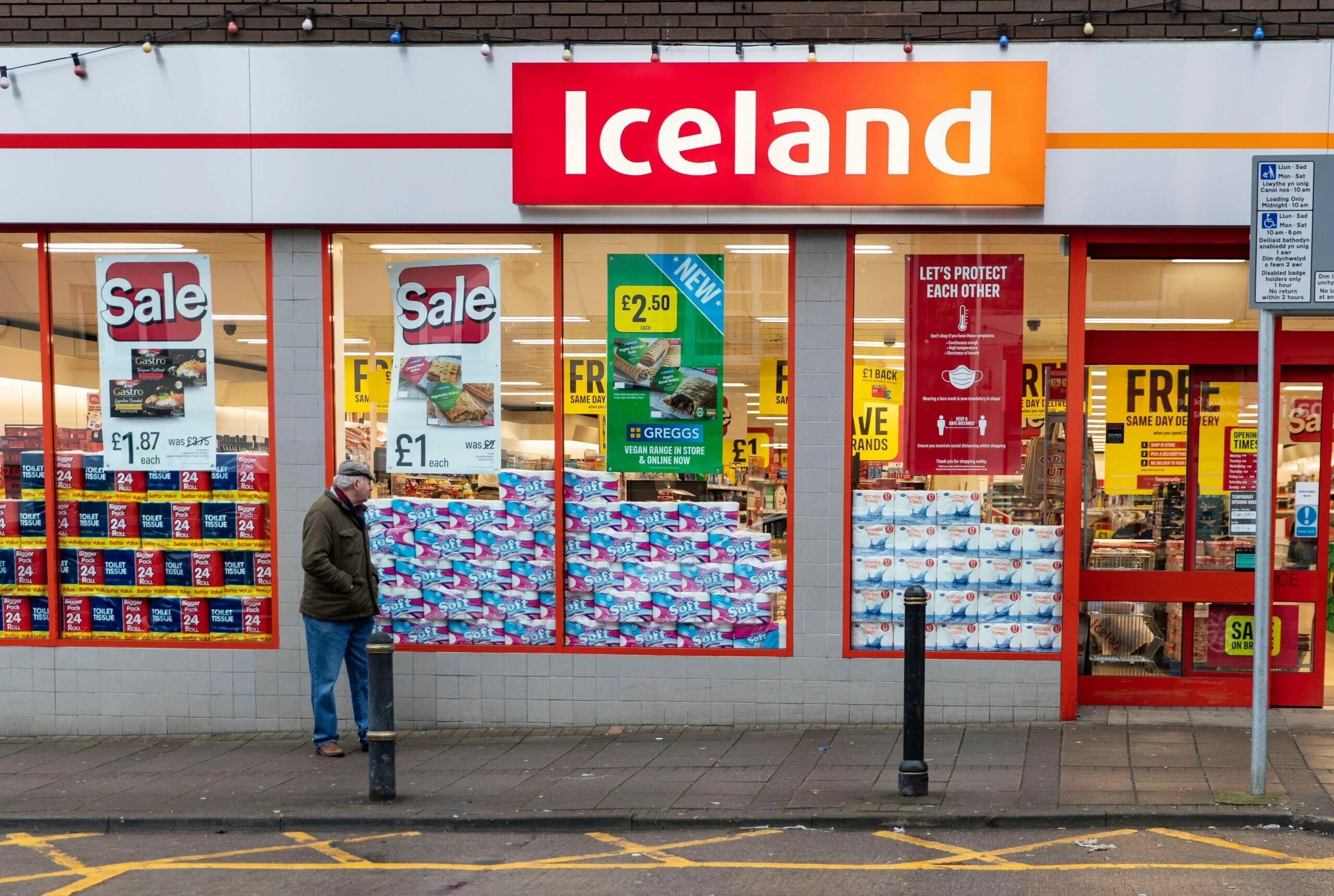 Iceland (супермаркет). Iceland Store. Пенсионер в английском магазине Iceland.