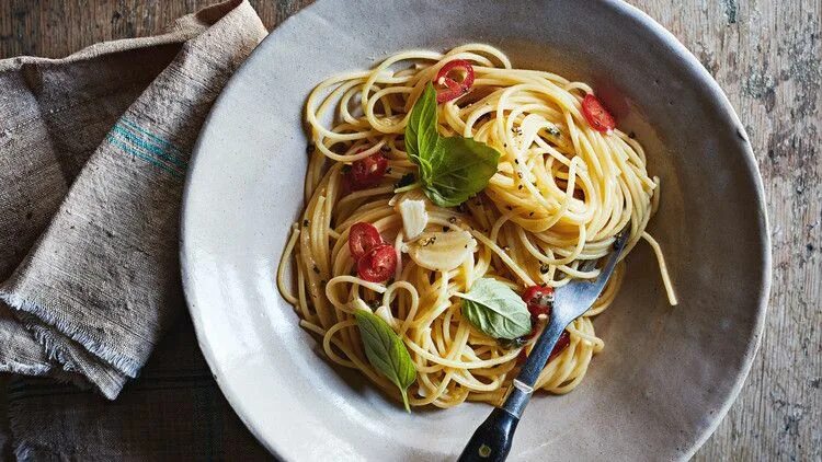 Спагетти Алио олио. Спагетти с чесноком и маслом. Паста с оливковым маслом. Макароны с чесноком.