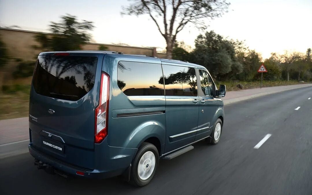 Купить форд турнео. Ford Tourneo Custom. Ford Tourneo Custom 12>. Ford Tourneo 6. Форд Tourneo Custom автомат.