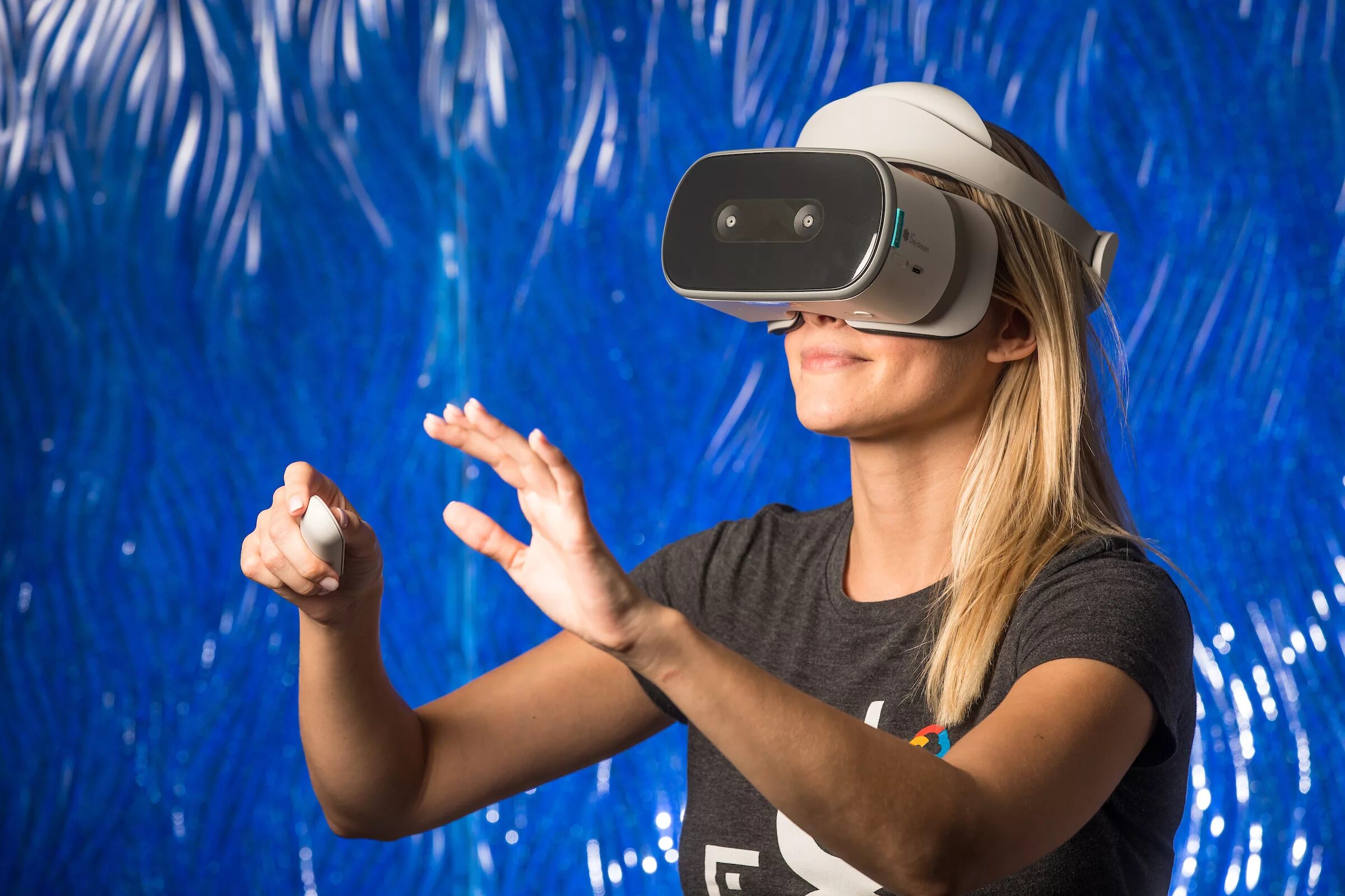 В новом виртуальном мире. VR ф315. VR очки 2023. Технологии виртуальной реальности. Тема виртуальная реальность.