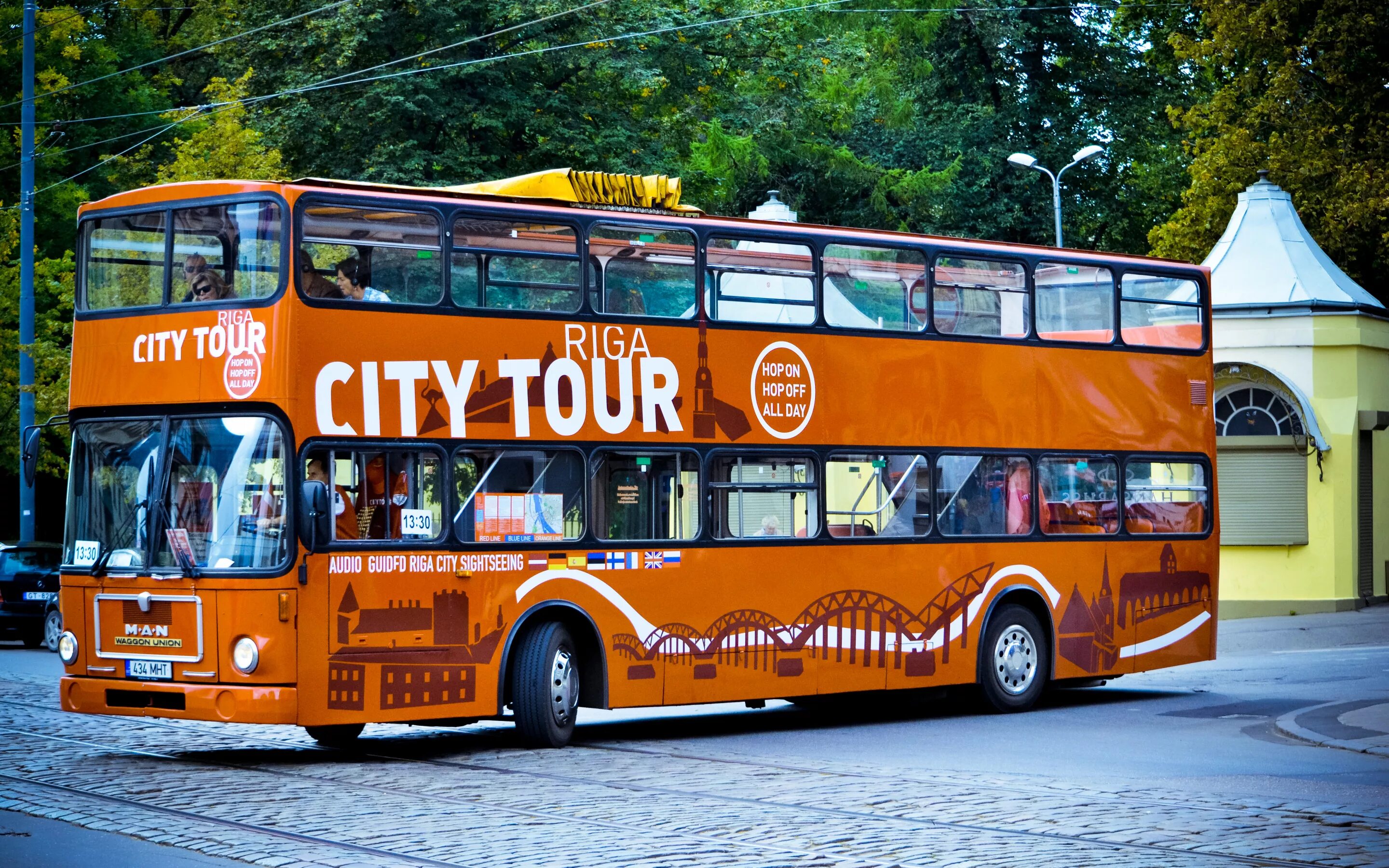 Оранжевый автобус пермь экскурсии. Автобус двухэтажный. Оранжевый автобус. Красивый автобус. Двухэтажный автобус ман.