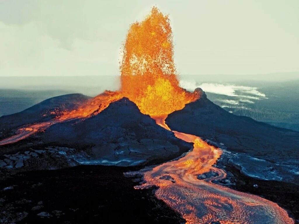 Известные вулканы на земле. Мауна-Лоа вулкан. Вулкан Мауна-Лоа на Гавайях. Самый большой вулкан в мире Мауна Лоа. Гавайи извержение Мауна Лоа.