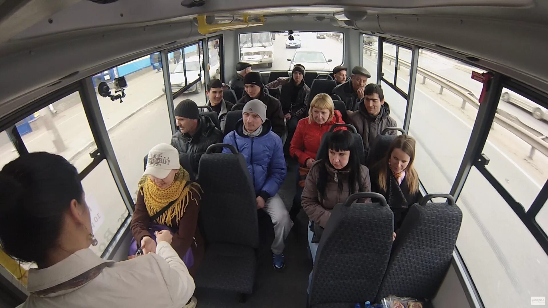 Пассажиры в автобусе. Пассажиры в маршрутке. Пассажиры общественного транспорта. Пассажиры в ПАЗИКЕ.