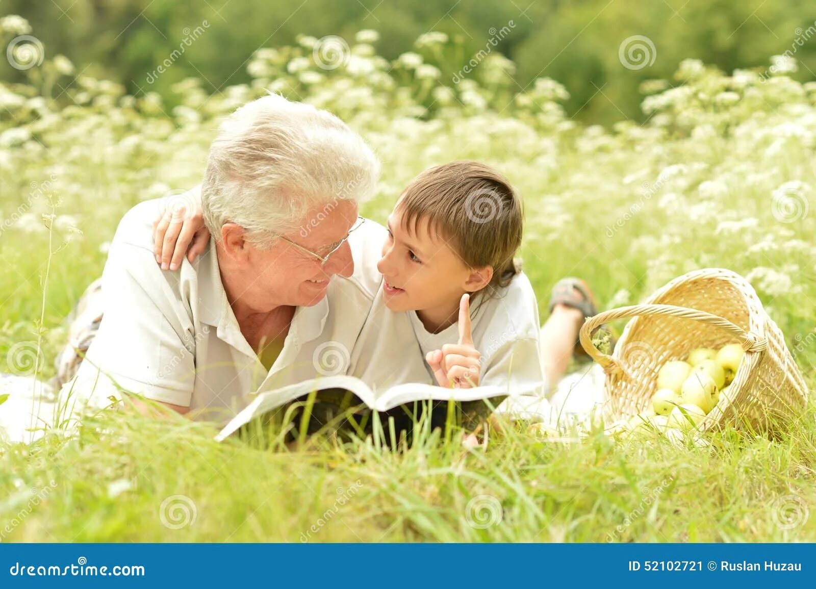 Дедушка и внучка в лесу. Дедушка и внук. Дедушка с внуком в поле. Дед и внук с книгой. Фотосессия в лесу дедушка с внуком.