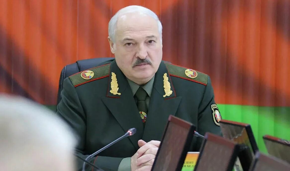 Звание лукашенко в настоящее время. Лукашенко генерал. погоны лукашенко.