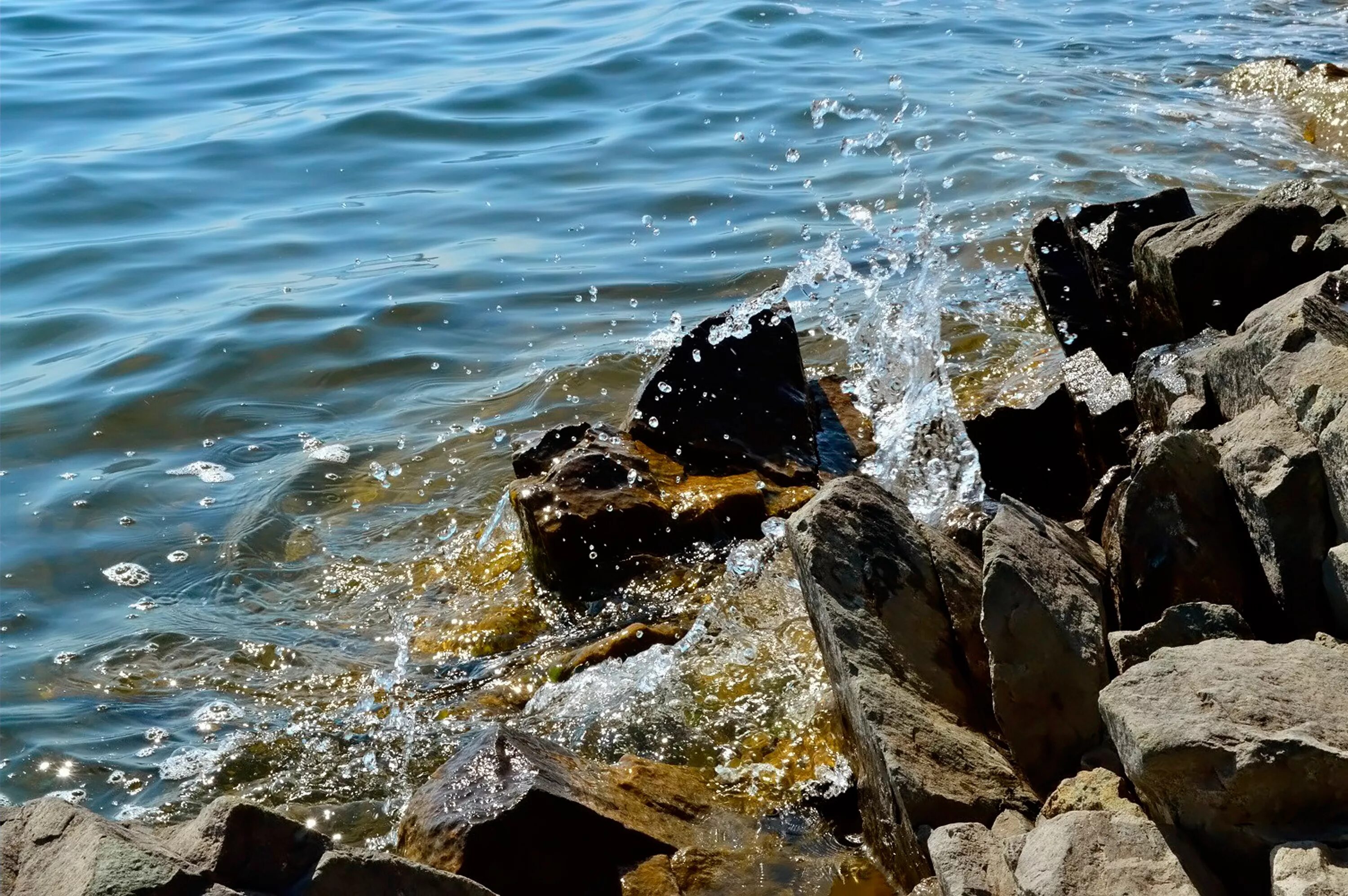 Камни в воде. Вода камень точит. Блики на воде. Море точит камни. Почему вода камень точит