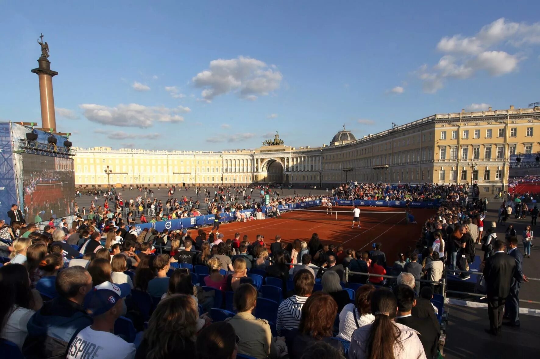 Международная спб сегодня. Петербург 2015. Дворцовая площадь в Санкт-Петербурге праздник. Праздник на Дворцовая площадь СПБ. Дворцовая площадь 2015 год.