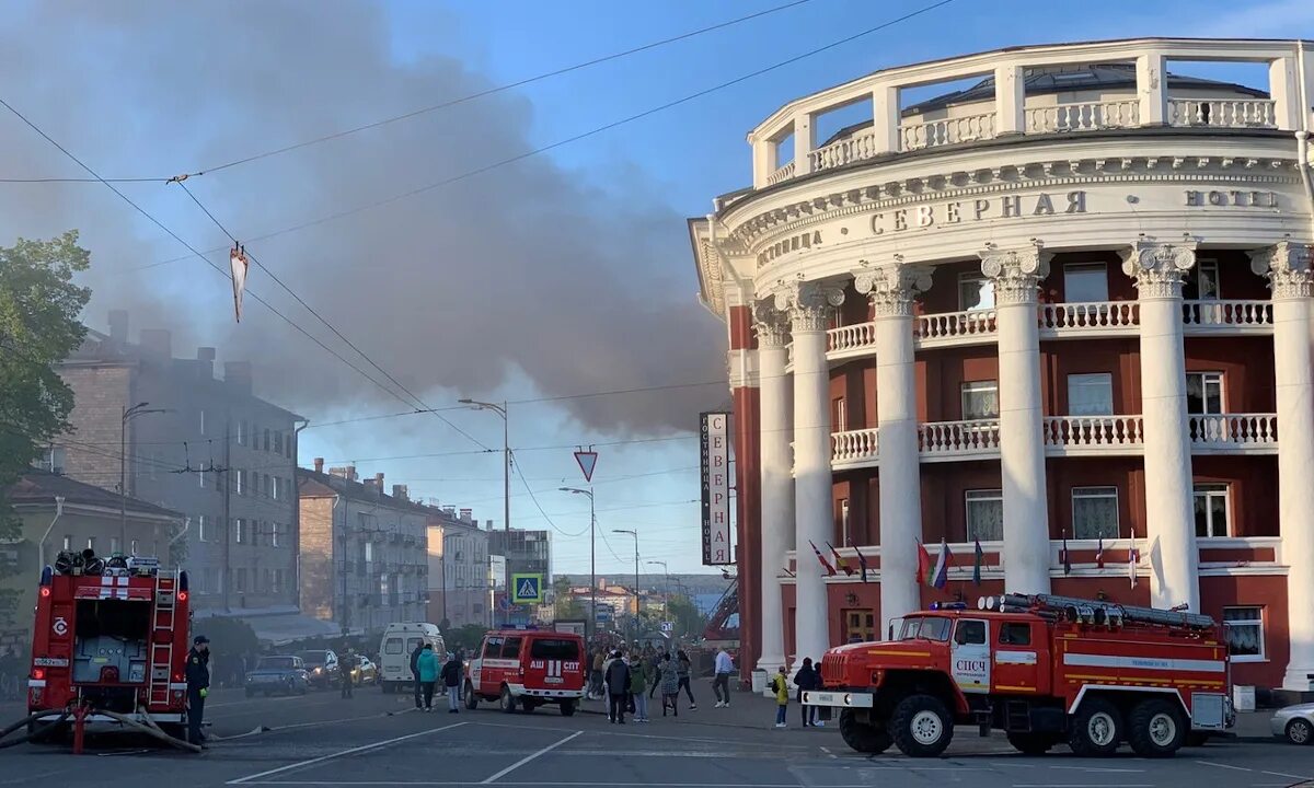 Гостиница россия пожар. Гостиница Северная Петрозаводск пожар. Гостиница Северная Петрозаводск. Гостиница Северная Петрозаводск официальный сайт. Разбомбленная Северная гостиница Петрозаводск.