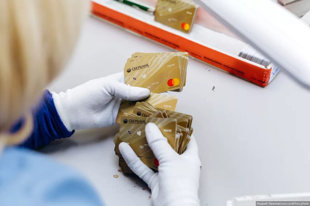 Бюджетная политика иллюстрация. Изготовитель пластиковых карт. Производство пластиковых банковских карт. Оборудование для пластиковых карт. Деньги финансы.