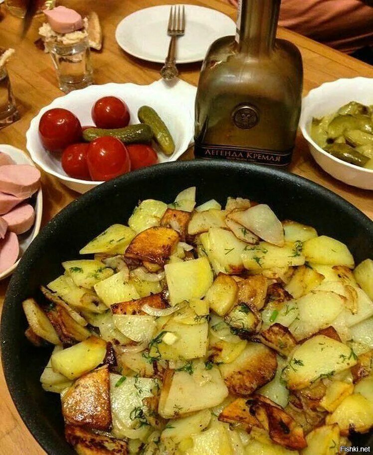 Ну приготовила. Ужин с жареной картошкой. Водочка селедочка картошка жареная.