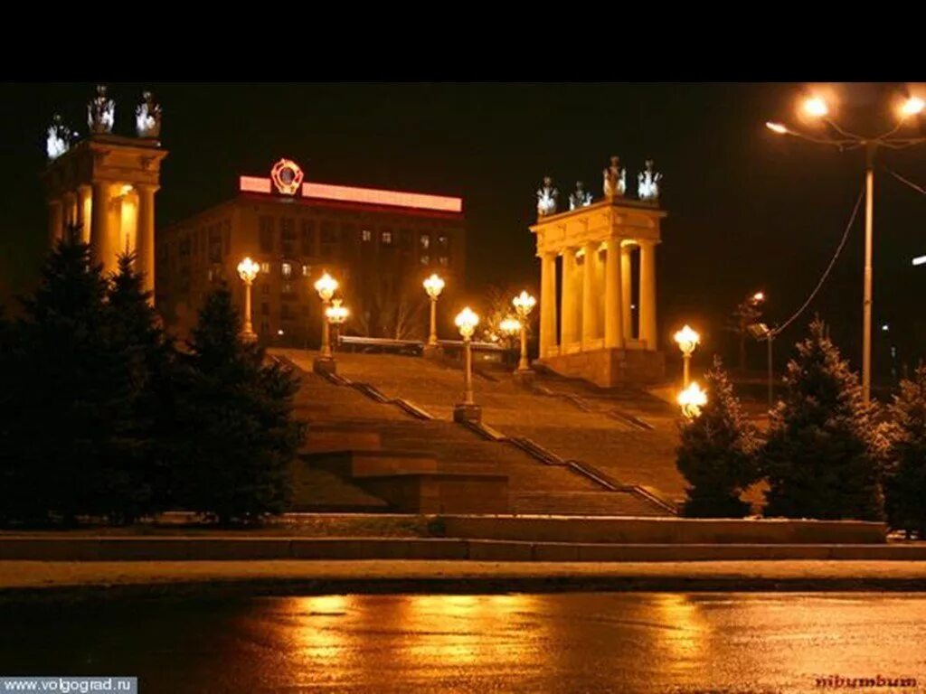 Вечер в волгограде сегодня. Ночная набережная Волгоград. Набережная Волгоград ночью. Центральная набережная Волгограда. Волгоград центр ночью.