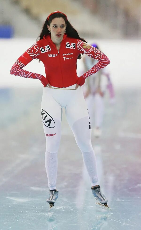 Нидерландская конькобежка ютта лердам. Конькобежные спортсменки. Джилиан кук бобслеистка. Конькобежные спортсменки. Jutta leerdam конькобежка.