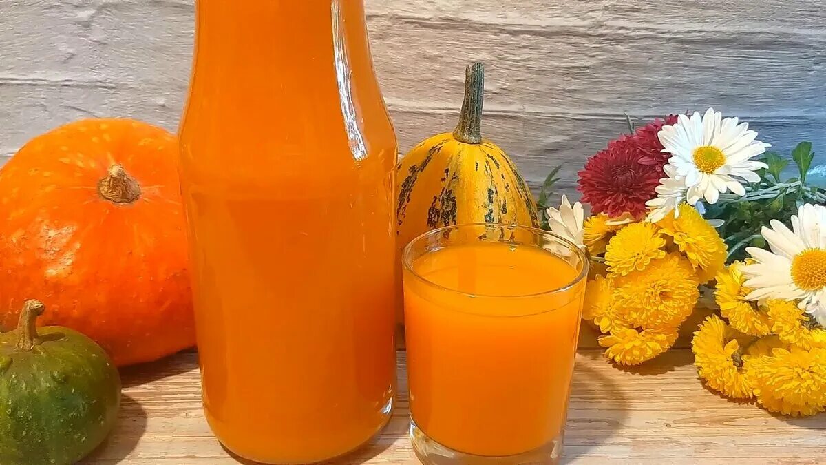 Приготовить сок из тыквы в домашних. Сок тыква апельсин. Сок из тыквы. Сок из тыквы с апельсином. Тыквенный сок с апельсином на зиму.