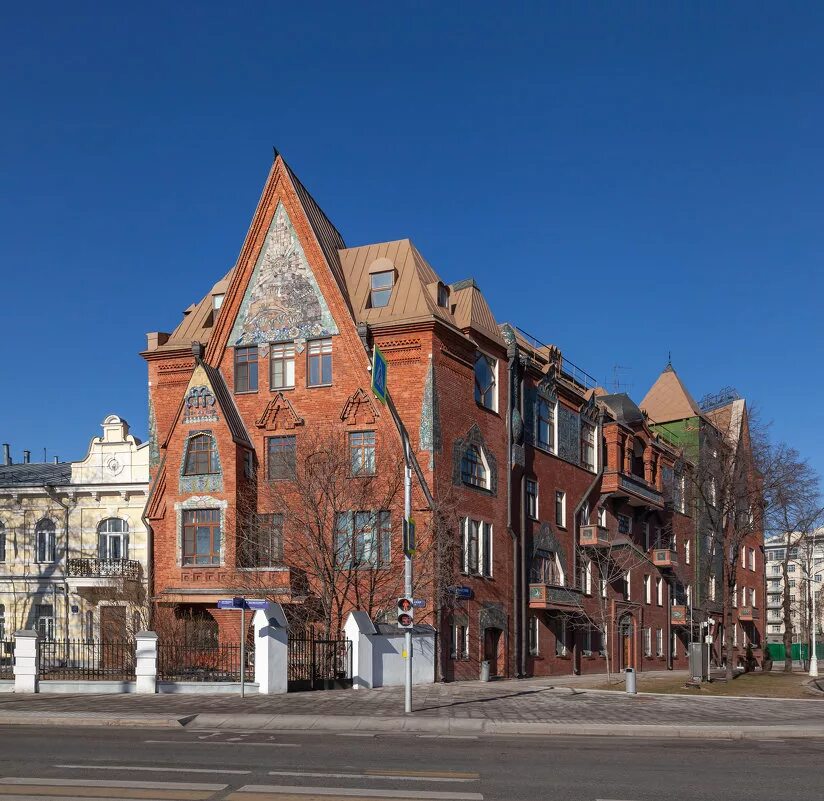 Дом перцова. Малютин дом перцова. Дом перцова в москве на пречистенской набережной. Дом перцова на пречистенской набережной. Пятиэтажки в москве.