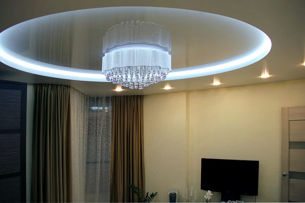 круглый натяжной потолок. многоуровневый подвесной потолок. круглые световые линии на потолке. круглый двухуровневый натяжной потолок. двухуровневый потолок.