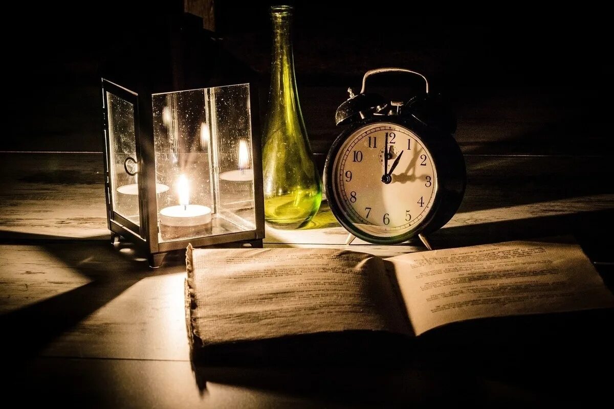 Книга ночи. Книга и часы. Старинные часы. Вечер часы.