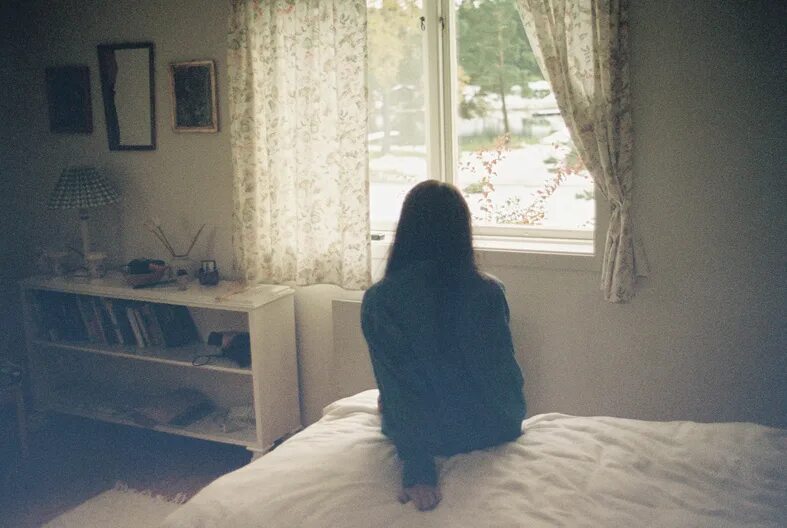 Темноволосая девушка в офисе. Брюнетка в комнате в. Брюнетка в комнате в. Восточная внешность девушки. Брюнетка в комнате в.