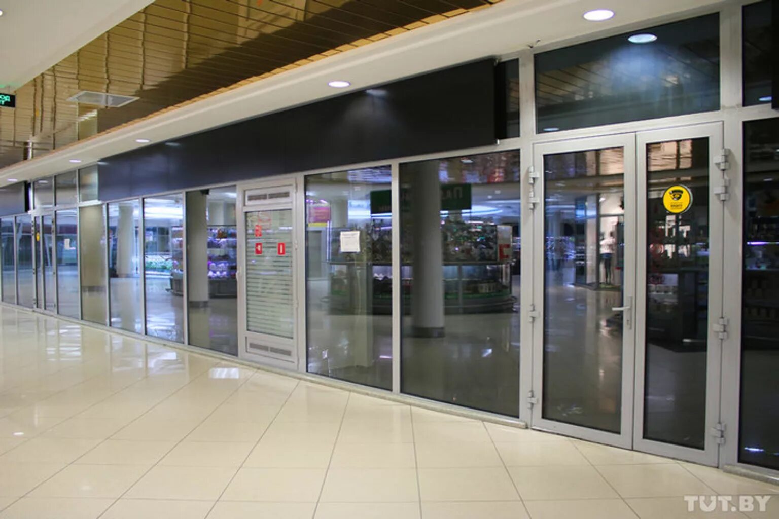 Почему центр закрыто. Почему центр закрыто. Лапландия кемерово закрыли причина. Закрытые торговые центры. Посещение больных запрещено.