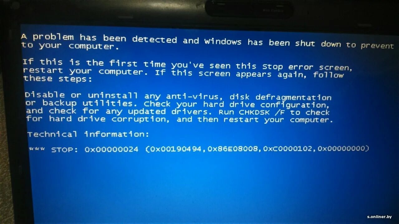 Синий экран смерти на ноуте. Голубой экран смерти на ноутбуке. Голубой экран на ноутбуке с надписями. При включении ноутбука голубой экран. Asus синий экран