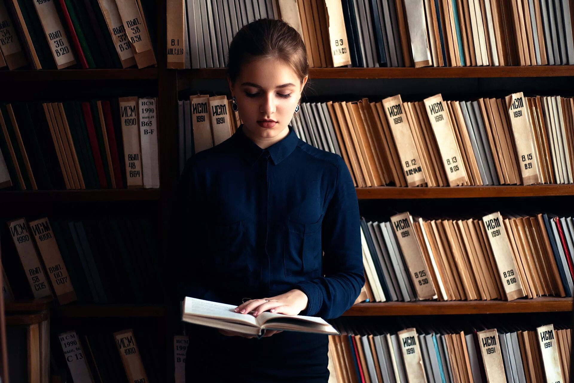 Young library. Девушка в библиотеке. Женщина с книгой. Фотосессия в библиотеке. Чтение книг.