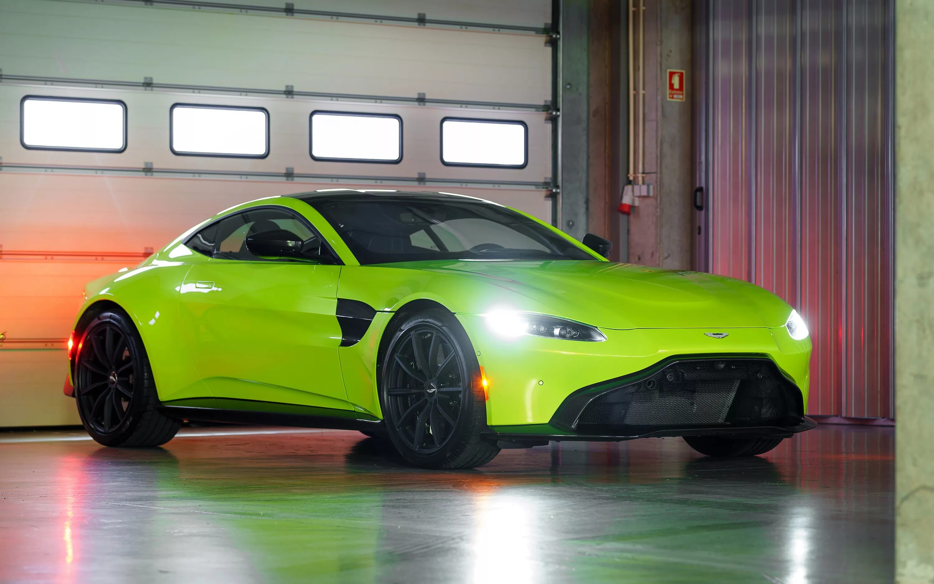 Кислотные машины. Aston Martin Vantage 2021. Aston Martin Vantage 2022. Aston Martin Vantage 2019.