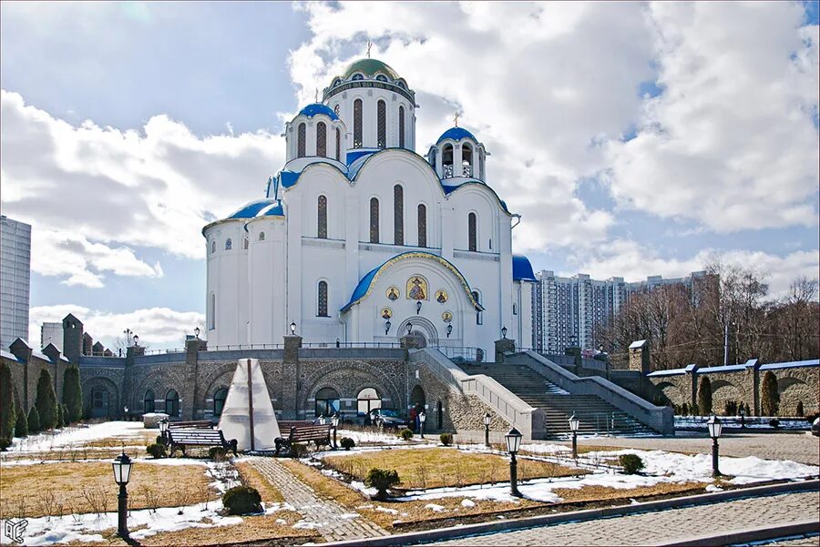 Ясенево сейчас. Храм в Ясенево. Храм Покрова Пресвятой Богородицы в Ясенево. Храмы в Ясенево в Москве. Храм метро Ясенево.