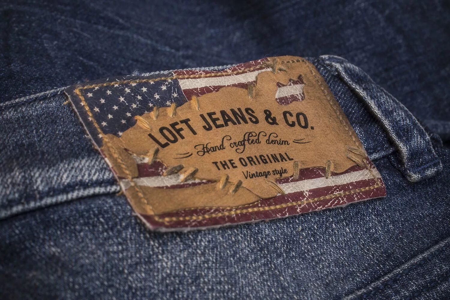 Mock up джинсы. Бирка на джинсах. Кожаный патч. Jeans labels. Бирка на джинсах.