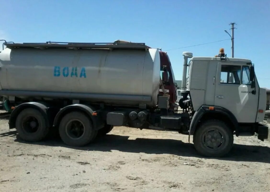 Цистерна питьевой воды. Автоцистерна для воды 12 м3 Хово. КАМАЗ водовоз 10 кубов. КАМАЗ 6520 водовоз. Водовоз 10м3 FAW 6x4.