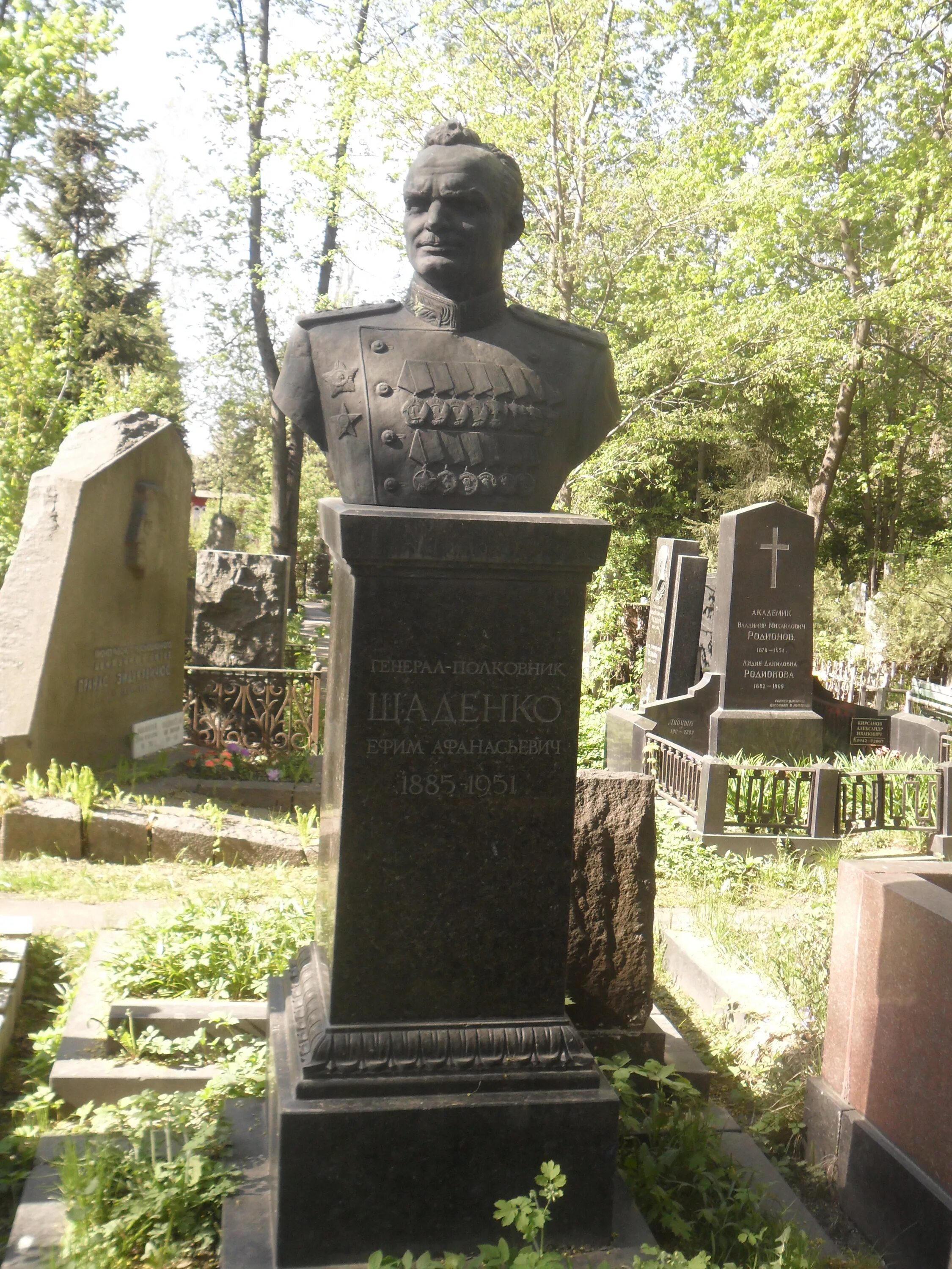 Могилы генералов фото Церемония возложения венков к могиле генерал-полковника Б.Е. Бызова ВЕСТНИК: Отр
