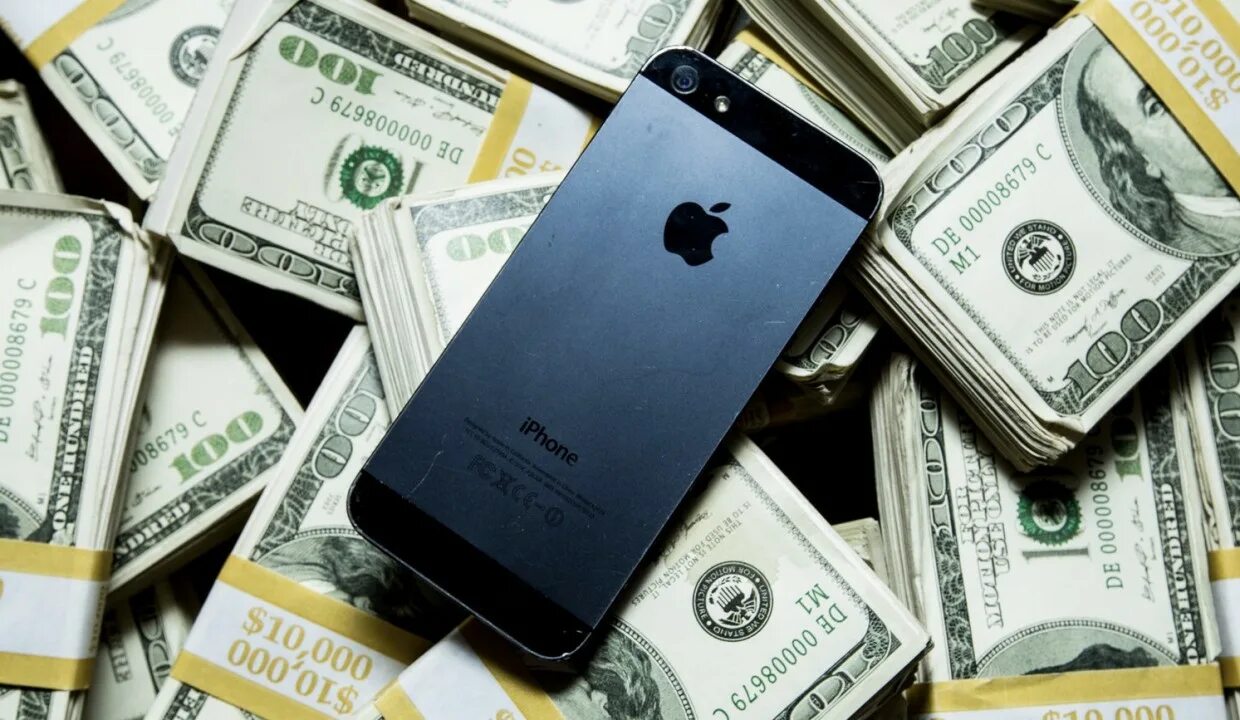 Почему нет денег на телефоне. Айфон и деньги. Деньги на телефон. Смартфон и деньги. Доллары и смартфон.
