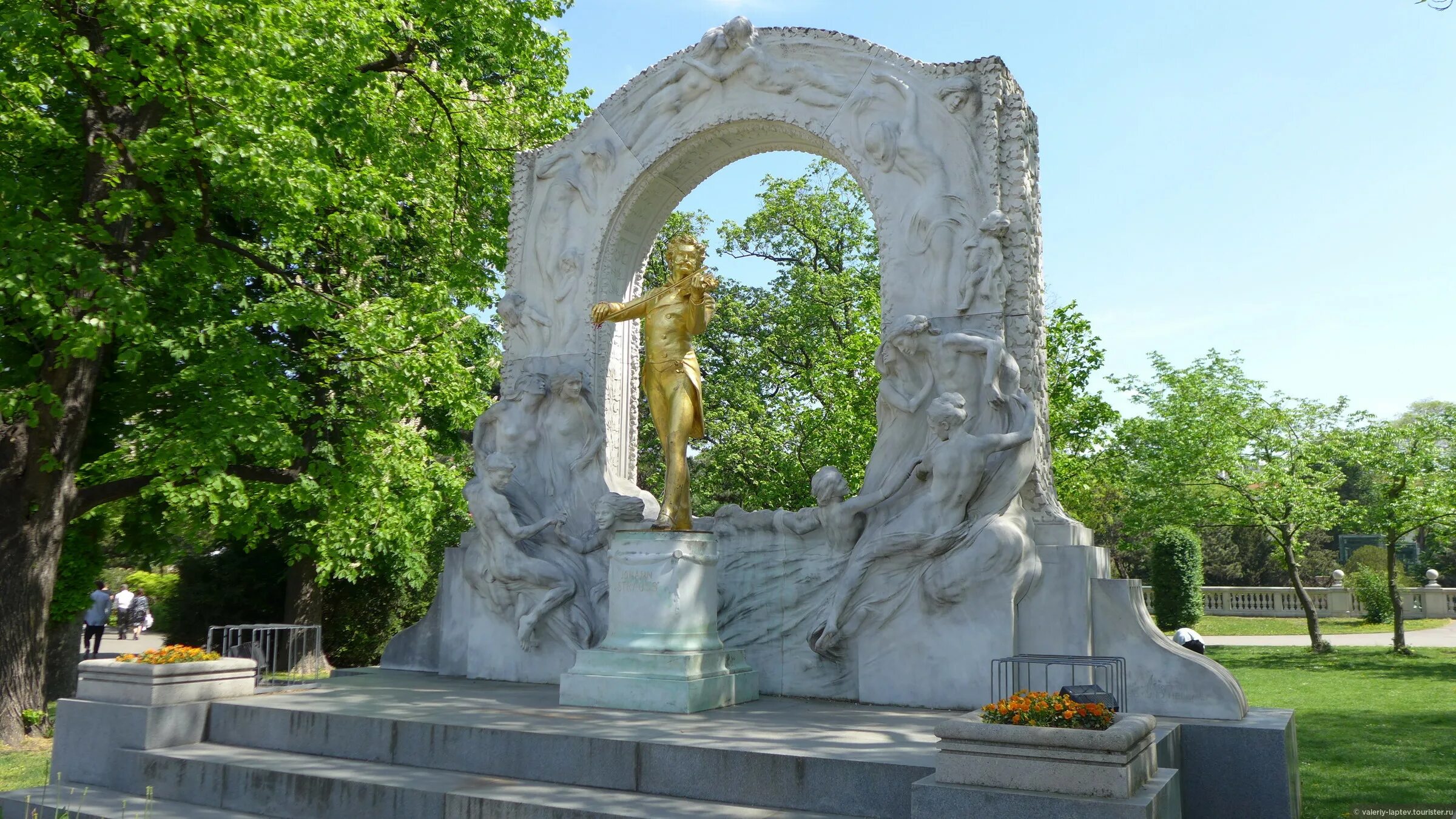 Звучащий памятник. Памятник Иоганну Штраусу. Памятник Штраусу в Вене. Вена Австрия памятник Иоганну Штраусу. Памятник Штраусу в Павловске.