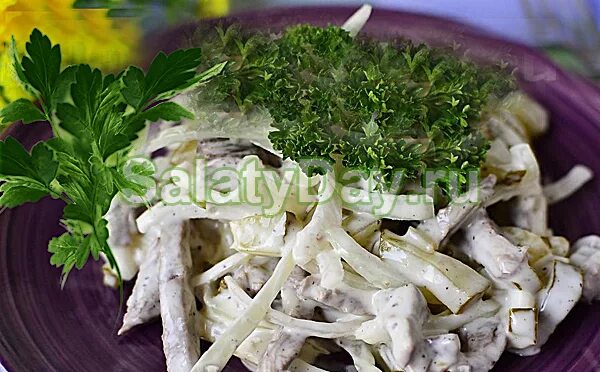 Куриная печень с яблоками. Салаты с мясом. Салат из говядины отварной с маринованным луком. Салат из говяжьего сердца с солеными огурцами. Салат из говядины отварной с маринованным луком.
