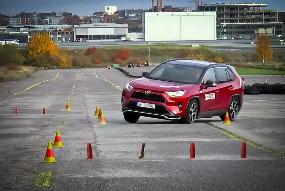 Лосиный тест автомобилей. Тойота мощная. Самая мощная Тойота. Лосиный тест rav4. Тест рав