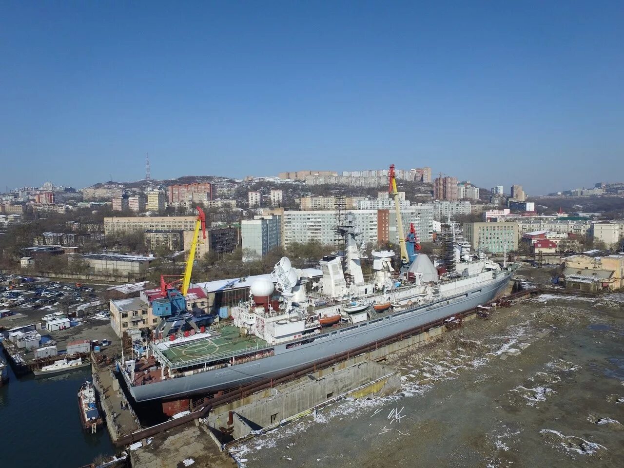 Крылов владивосток. Маршал Крылов Владивосток. Корабль Крылов во Владивостоке. Маршал Крылов корабль измерительного комплекса. Судно Дальзавод Владивосток.