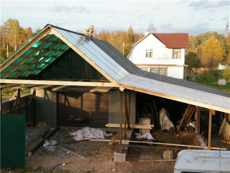 крыша над старой крышей. крыша над старой крышей. пристройка к двускатной крыше. крыша над старой крышей. мансарда на старый деревянный дом.