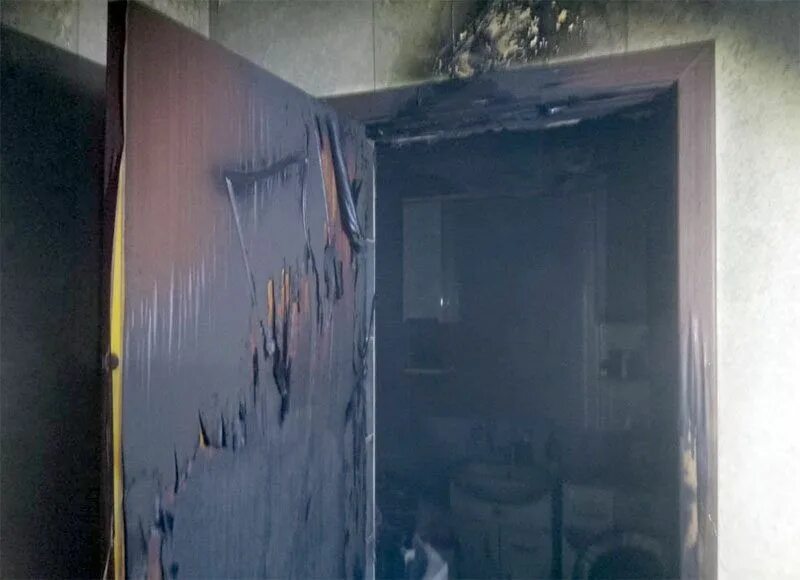 Пожар в коридоре. Квартира после пожара. Пожар в Уфе на Комсомольской.