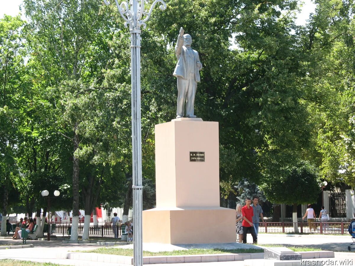 Памятники в лабинске. Памятник Лабинск центр. Памятник Ленину в Усть-Лабинске. Лабинск 1841. Памятники Лабинск Ленина в центре.