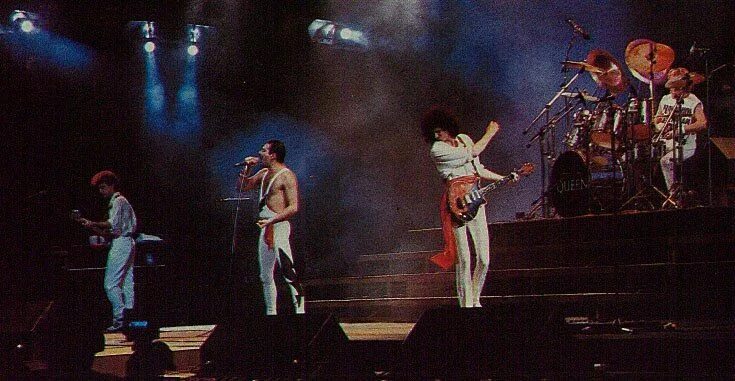 Queen группа 1985. Rock in Rio 1985 Фредди Меркури. Концерт группы Queen в 1985. Концерт Квин в Рио 1985.