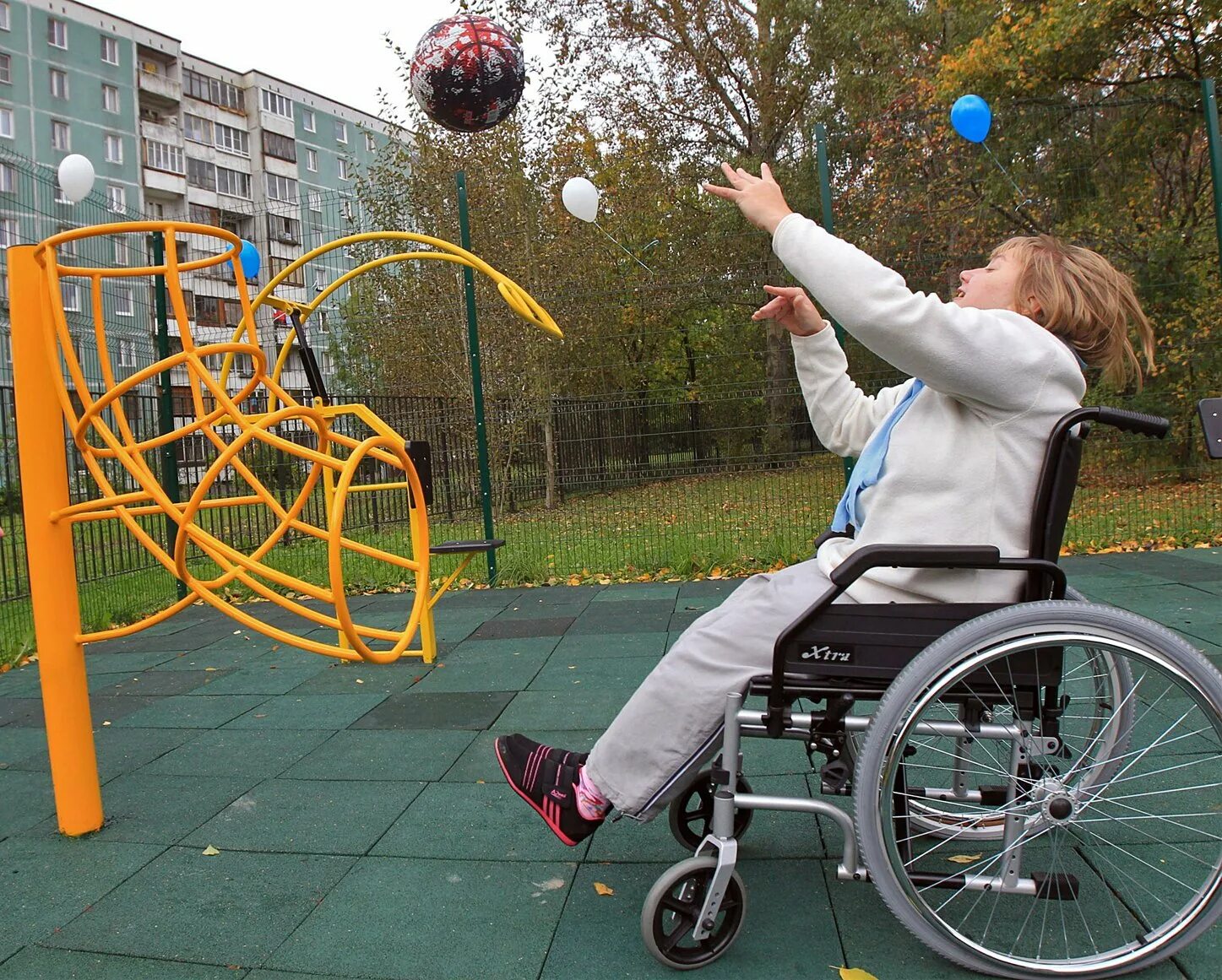 Инвалидность иваново. Парки для людей с ограниченными возможностями. Спортивная площадка для инвалидов. Площадка для детей с ограниченными возможностями. Площадка для детей инвалидов.