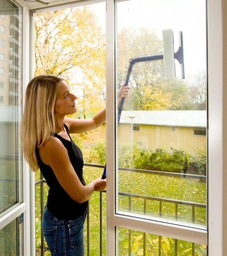 Как эффективно помыть окна без разводов. Высокие пластиковые окна. Мытье окон. Мойка окон. Мойка окон и балконов.