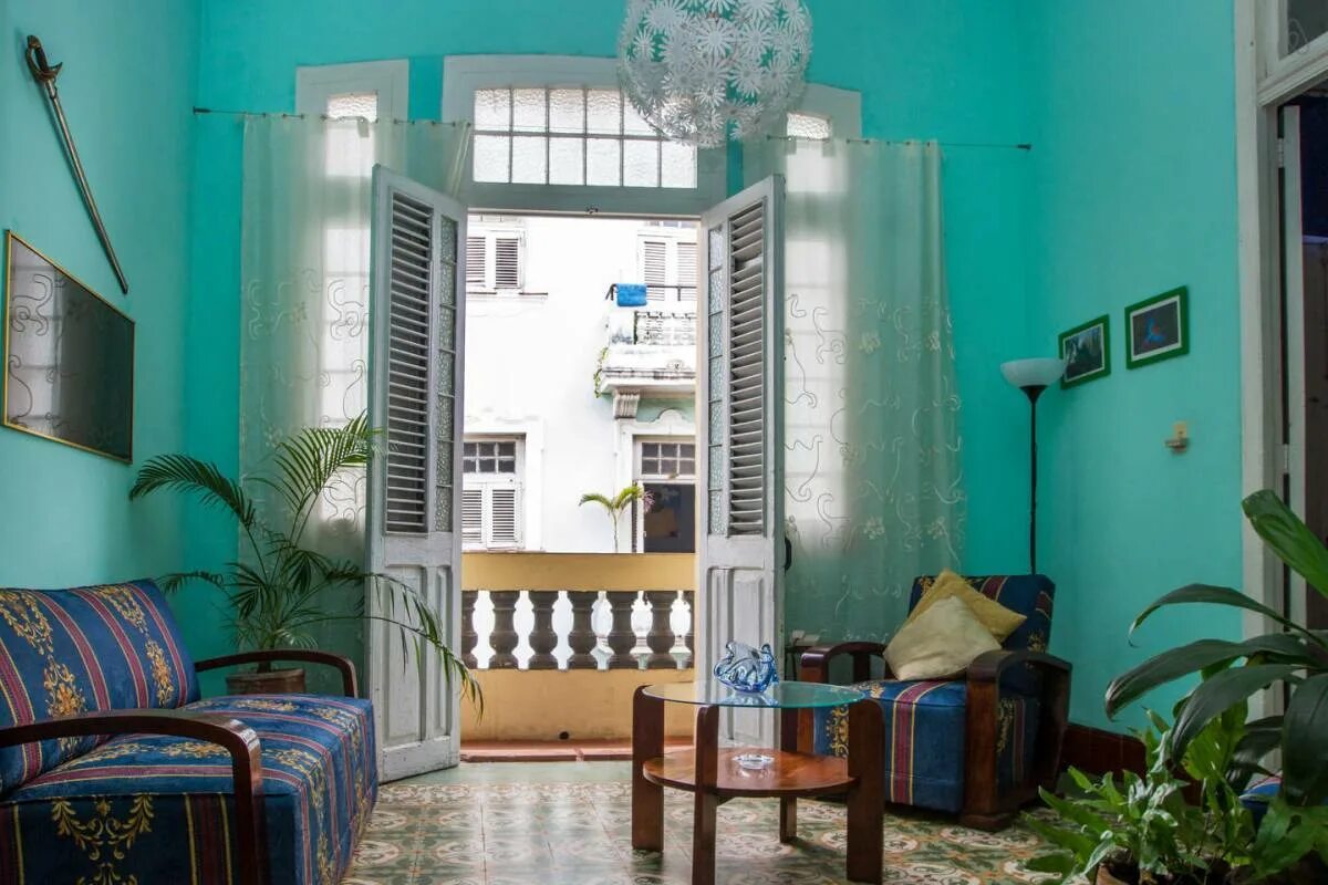 Кубинские квартиры. Кубинский стиль в интерьере. Комната в кубинском стиле. Куба интерьер. Квартира в кубинском стиле.