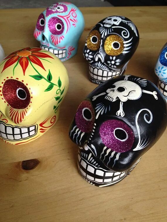 Мексиканский череп с цветами. Калавера сахарный череп. Череп стилизация. Мексиканские черепа арт. Мексиканский череп калавера.