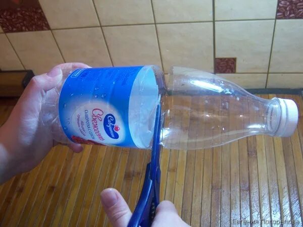 Как сделать колокольчик из бутылки. Новогодний колокольчик из пластиковой бутылки. Колокольчик из пластиковой бутылки. Колокольчики из пластиковых бутылок. Елочные украшения колокольчики из пластмассы.