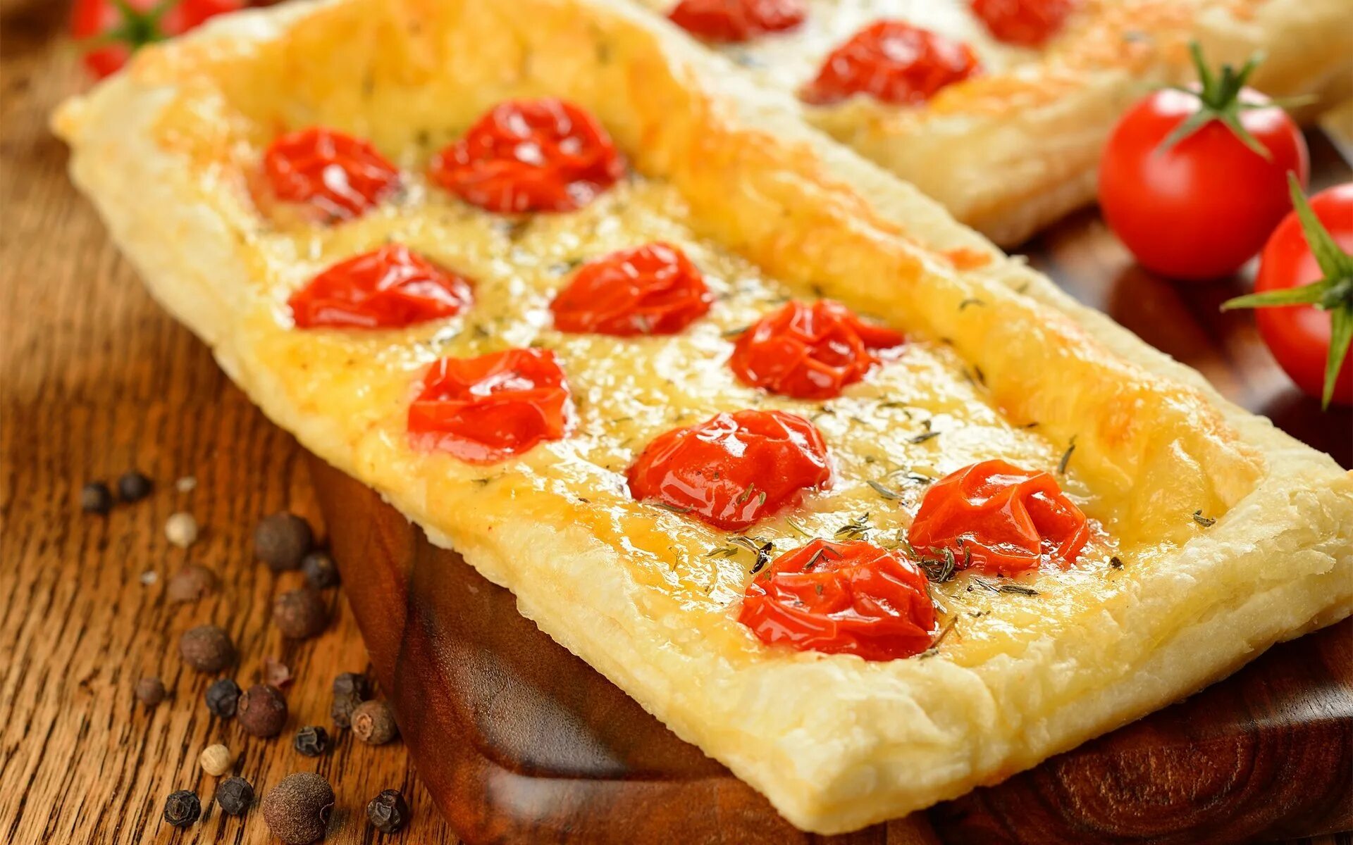 Просто кухня слоеное тесто. Пицца на слоеном тесте. Пицца из слоеного теста. Пирог из слоеного теста с помидорами. Пирог с томатами и сыром.