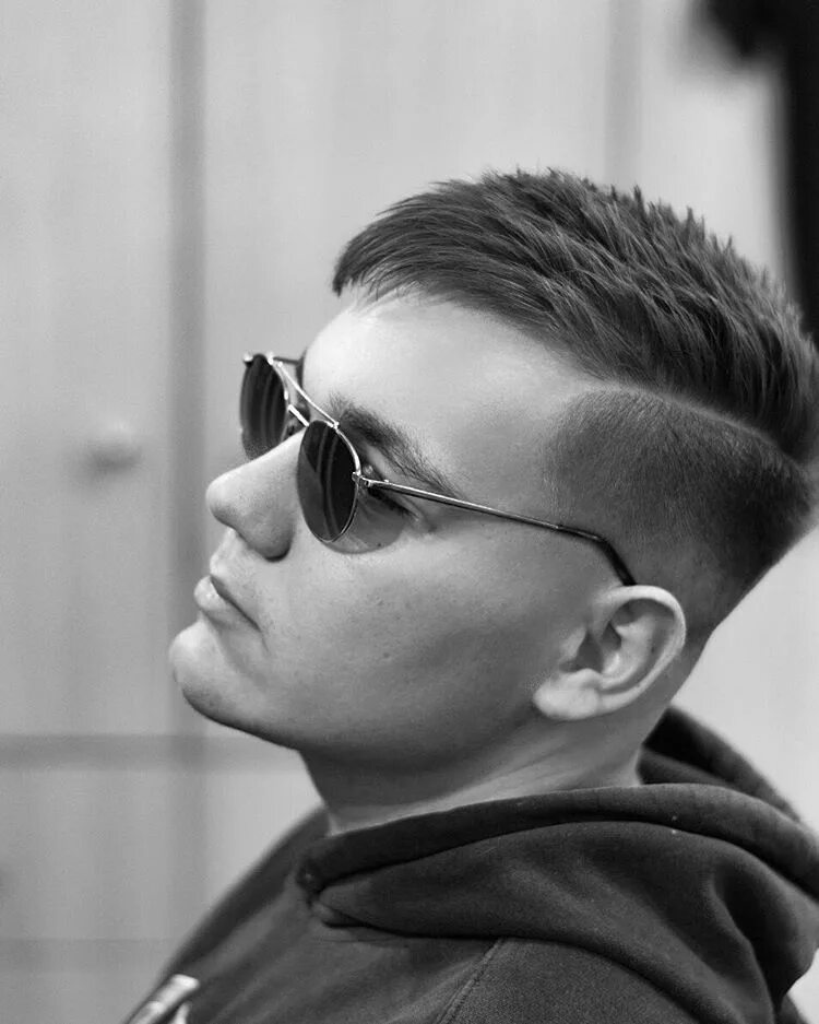 Модные стрижки для парней. Канадка ирокез. Стрижка робин канадка. Стрижка мужская молодежная модная стильная фото. Стрижка горшок андеркат.