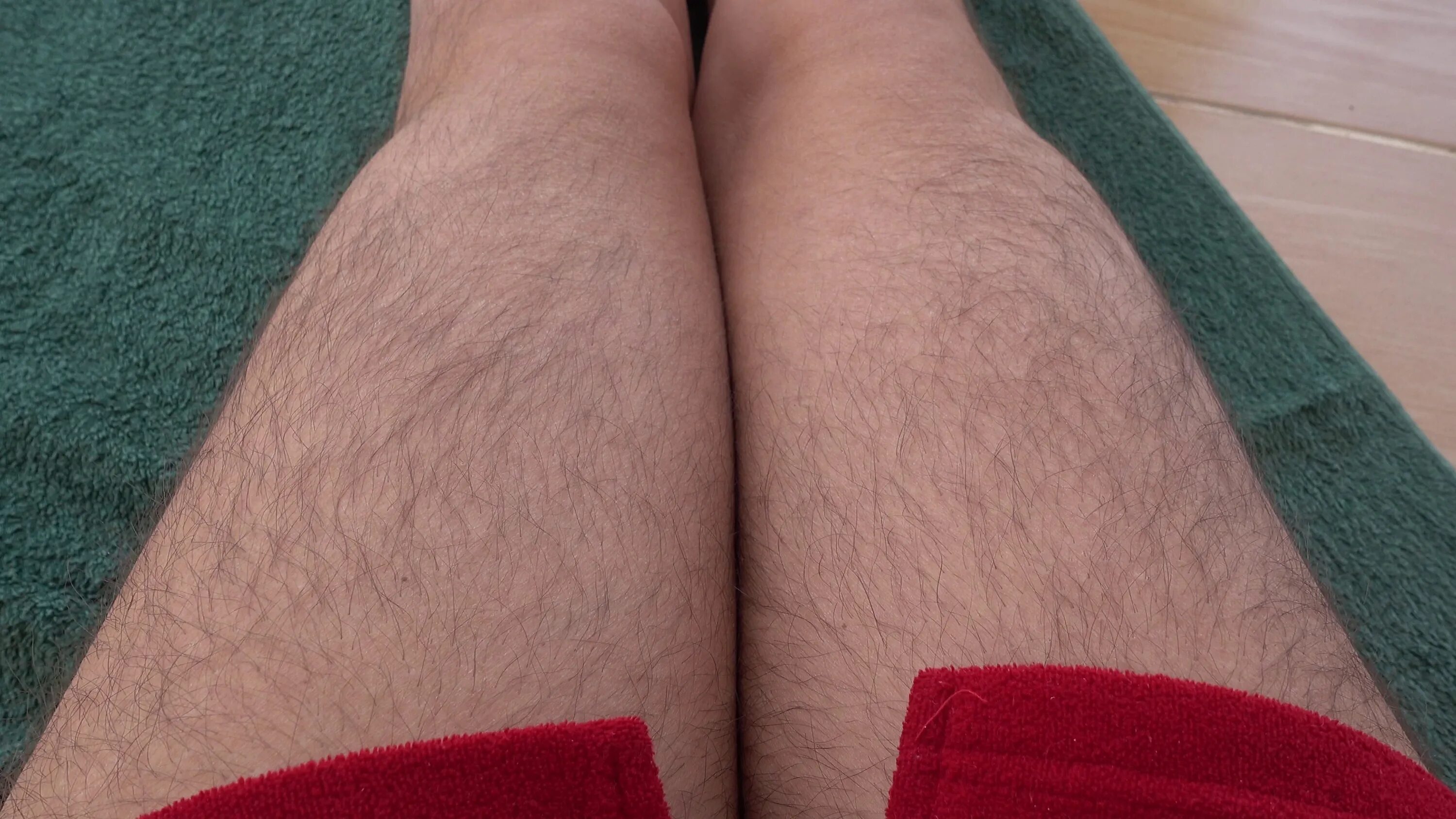 Красивые девушки с волосатыми ногами. Женские воло атые ноги. Very hairy legs