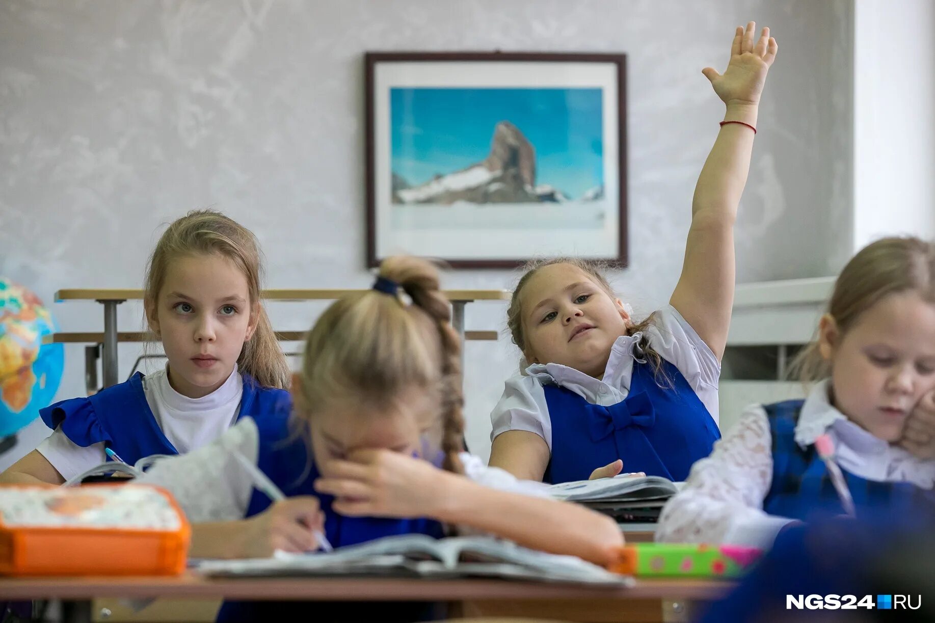 учительница в младших классах. путин вторая гимназия владивосток. первоклашки в классе с учителем. первоклассник и учитель. 1 класс новый учитель.