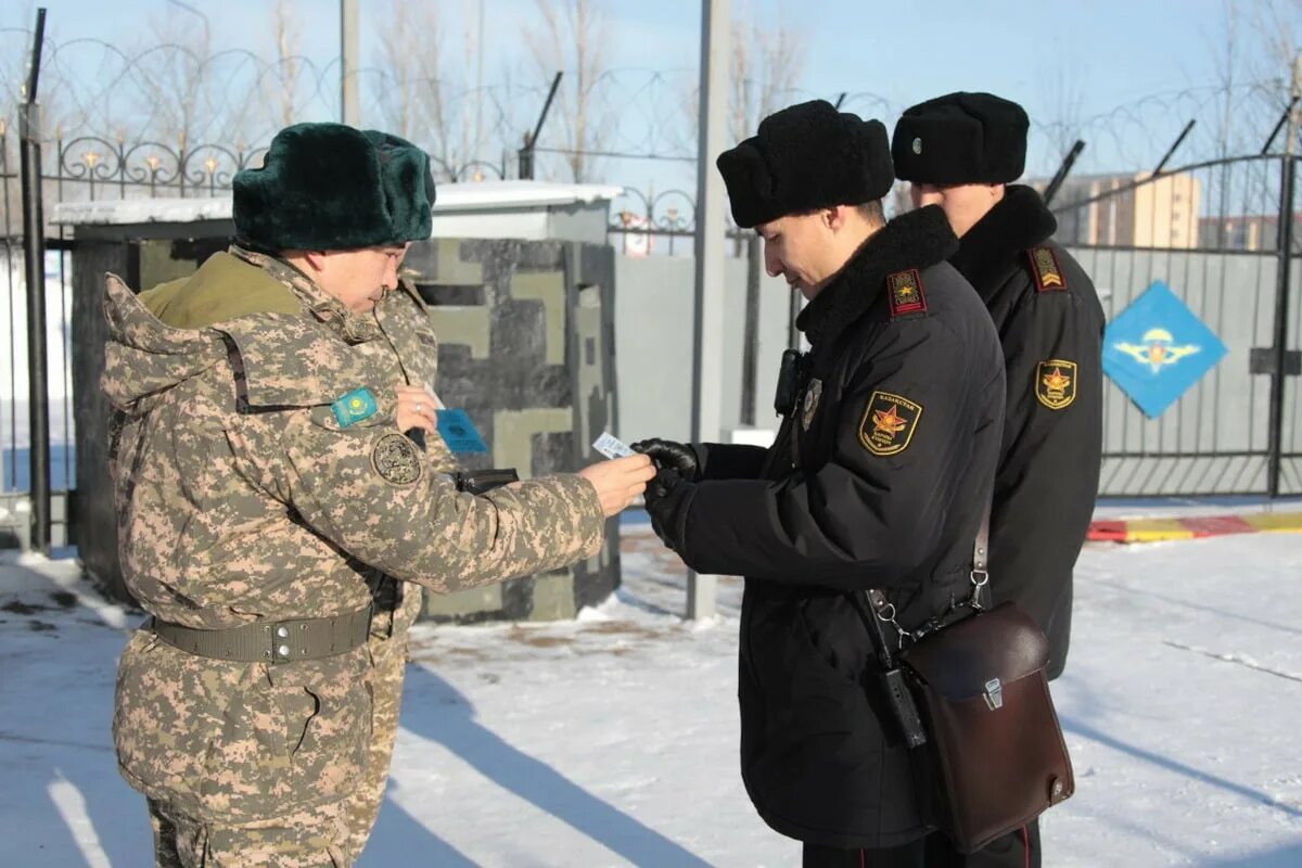 Военная полиция Казахстана. Военная полиция. Форма военной полиции Казахстана. Полиция и военнослужащие. Полиции остановите военные